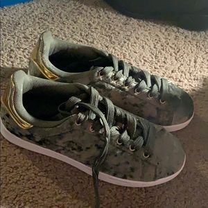 Green velvet sneaker